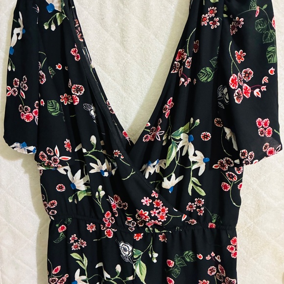 Ash & Violet Floral Jumpsuit Deep V Neckline Black Floral size Large NWT - Picture 2 of 5